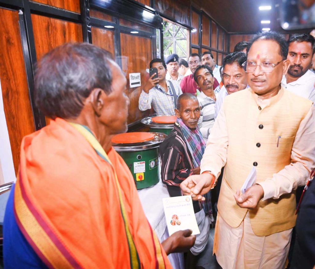 मुख्यमंत्री साय ने बगिया में 100 कुंभकार शिल्पकारों को निःशुल्क इलेक्ट्रिक चाक किया वितरित