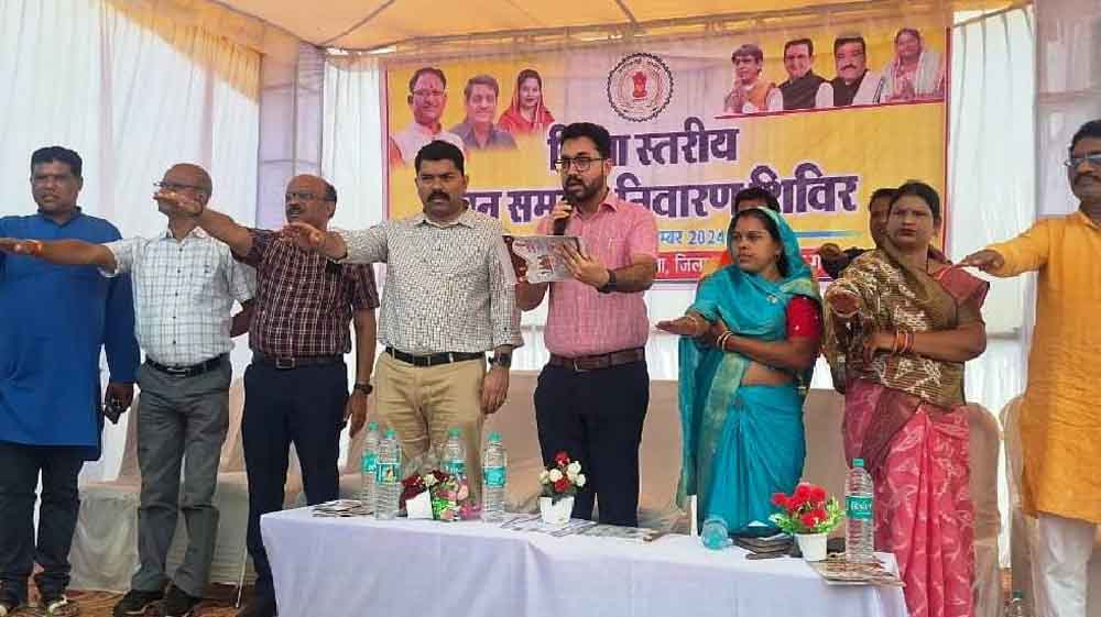 छत्तीसगढ़-महासमुंद में जिला जनसमस्या निवारण शिविर में पहुंचे सैकड़ों ग्रामीण 1 Chhattisgarh 05 2 16