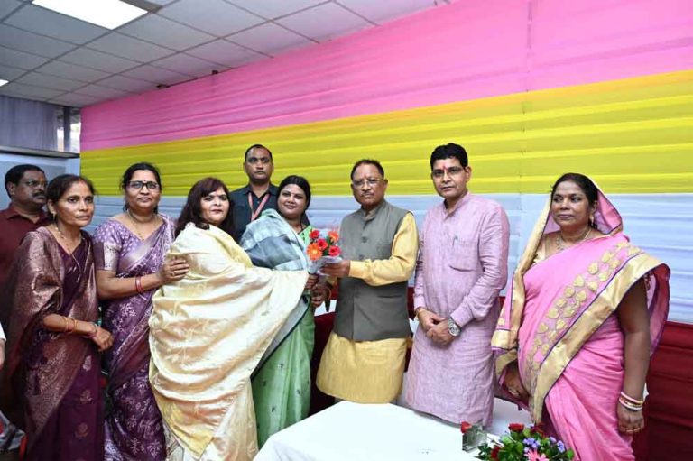 छत्तीसगढ़ के मुख्यमंत्री विष्णु देव पहुंचे तीजा मिलन समारोह में राजस्व मंत्री टंकराम वर्मा के निवास पर