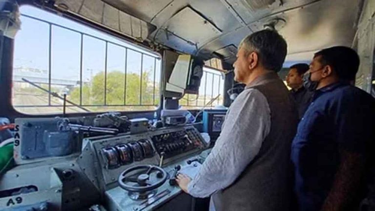 राजस्थान-सवाई माधोपुर में आज 'कवच' से लैस ट्रेन में ट्रायल यात्रा करेंगे रेल मंत्री