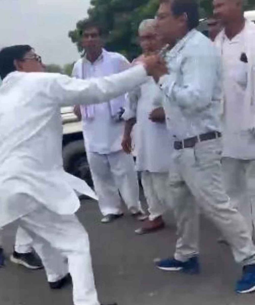 राजस्थान-बीकानेर में सरपंच ने बिजली इंजीनियर से बीच सड़क पर की मारपीट राजस्थान-बीकानेर में सरपंच ने बिजली इंजीनियर से बीच सड़क पर की मारपीट