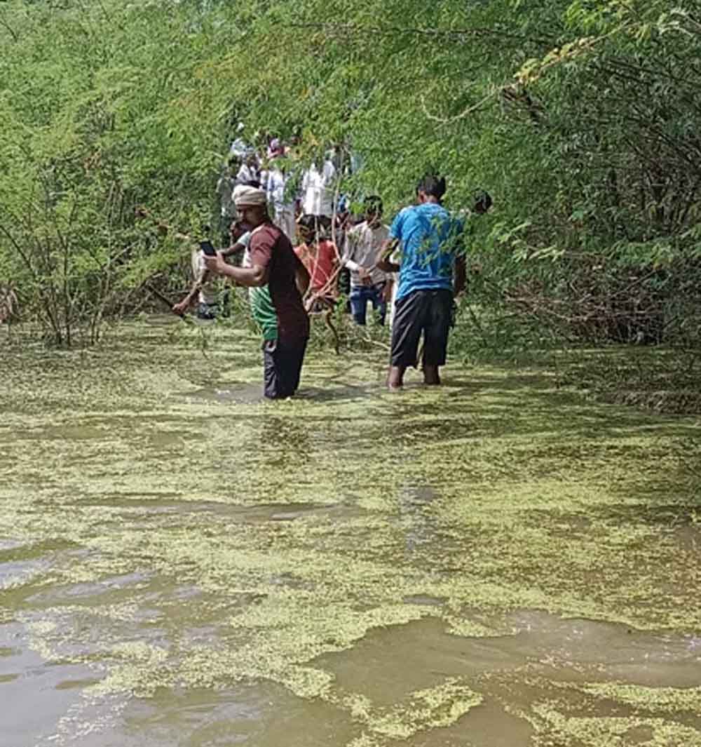 राजस्थान-दौसा में दलदली रास्ते से श्मशान तक पहुंची शव यात्रा 1 Rajasthan 09 2 3