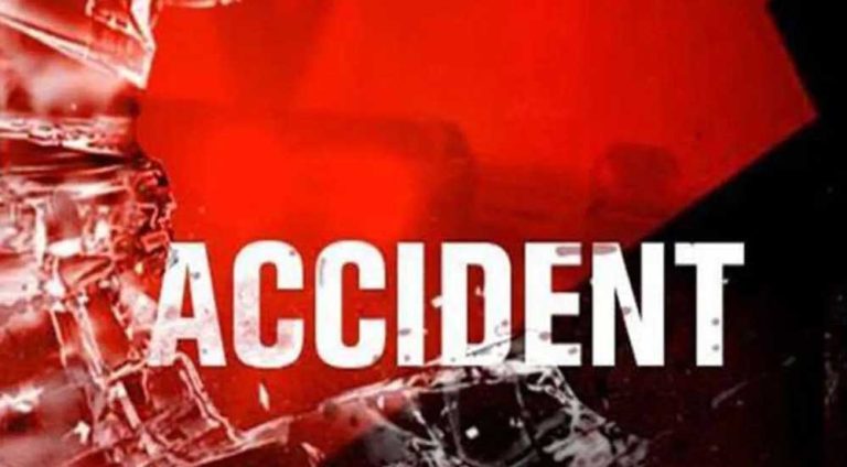 ट्रैक्टर ने कार को मारी टक्कर, नोएडा से डिनर कर लौट रहे चार दोस्तों ...