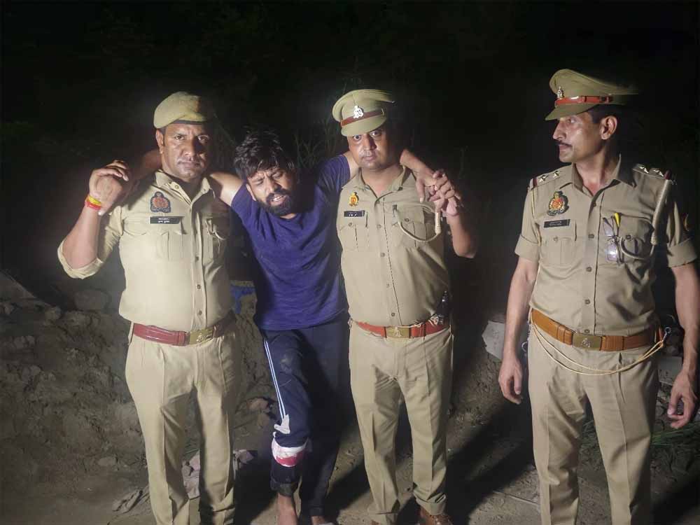 पुलिस ने महिलाओं से कुंडल और अन्य जेवरात लूटने वाले एक बदमाश को मेरठ से गिरफ्तार किया, हाथ-पैर में लगी गोली 1 aropi1 1
