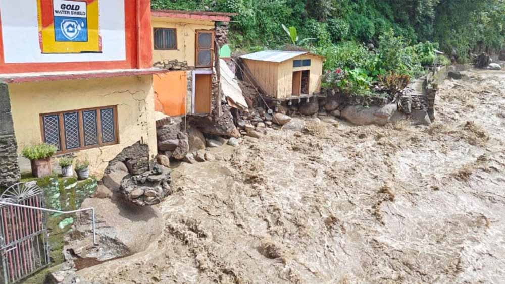 कोट गदेरे में बादल फटने से नदी का जलस्तर बढ़ गया, जिससे सड़क मरम्मत के लिए लगाए गए जाल भी क्षतिग्रस्त हुए 1 badal1