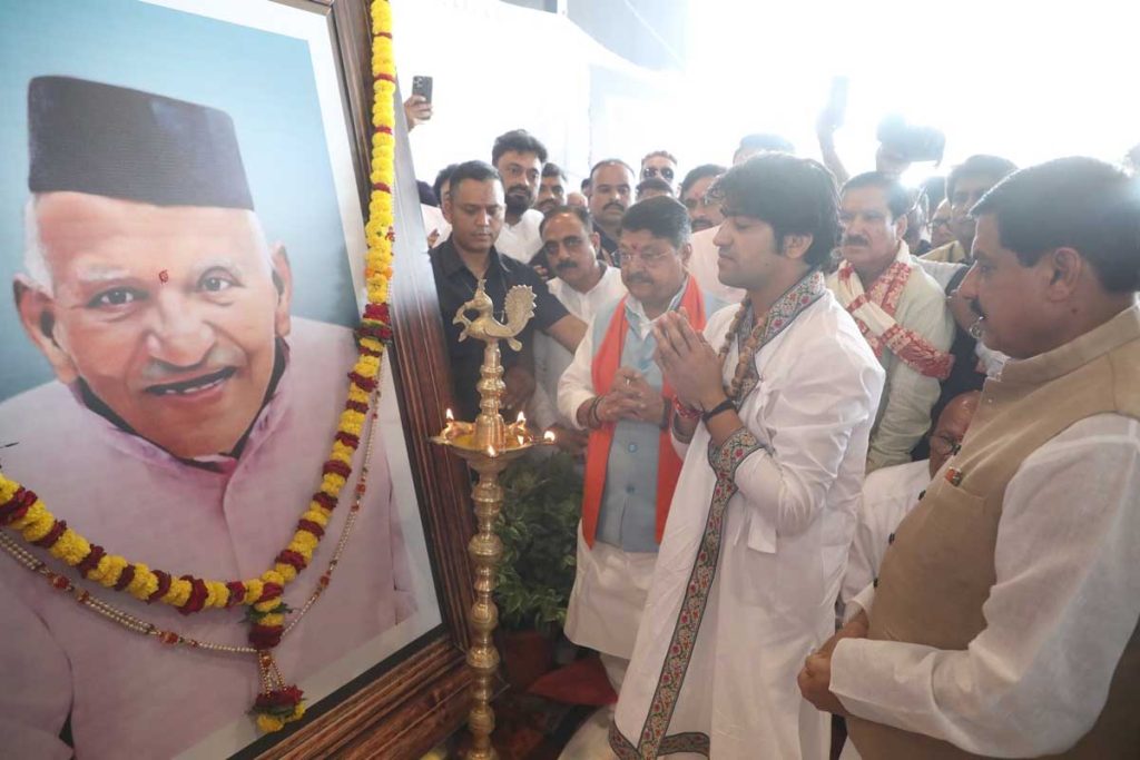 पंडित धीरेंद्र शास्त्री मुख्यमंत्री डॉ. यादव के पिता को श्रद्धांजलि अर्पित करने पहुंचे उज्जैन