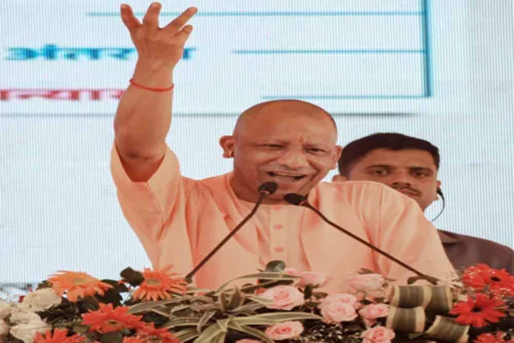 भाजपा के सदस्यता महाभियान के तहत सीएम योगी ने पांच लोगों को भाजपा से जोड़ा 1 yogi2 7