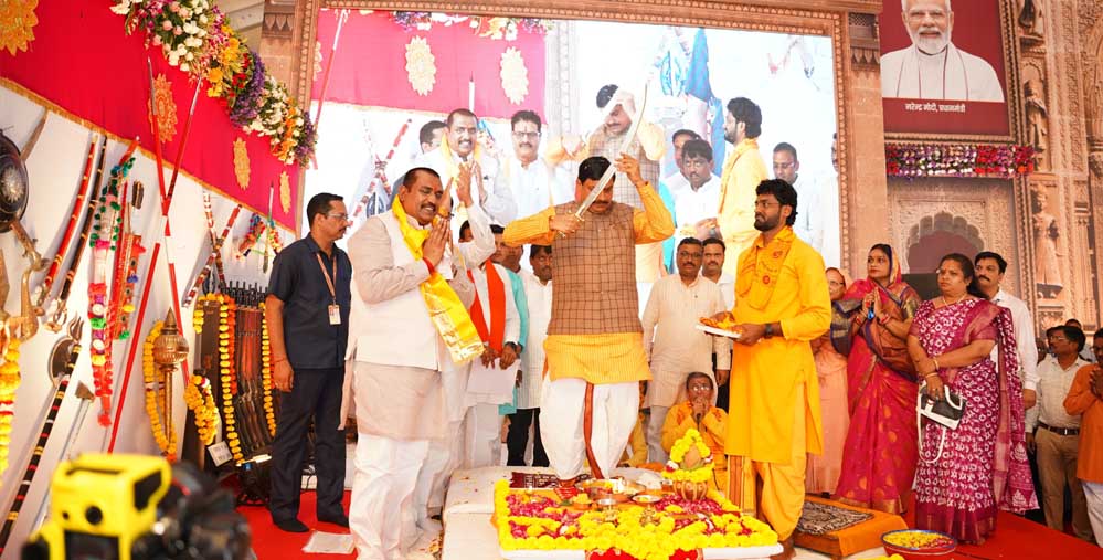 मुख्यमंत्री डॉ. यादव ने लोकमाता देवी अहिल्या बाई के शौर्य की प्रतीक तलवार का किया पूजन 1 12A 1026