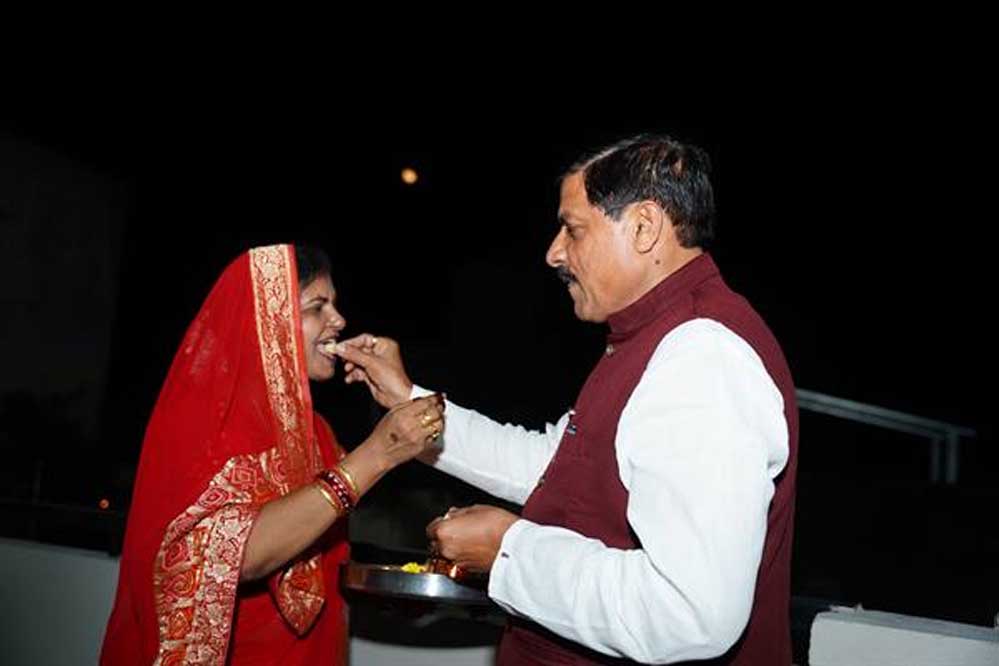 मुख्यमंत्री डॉ. यादव ने धर्मपत्नी के साथ उज्जैन में मनाया करवा चौथ पर्व 1 21A 1