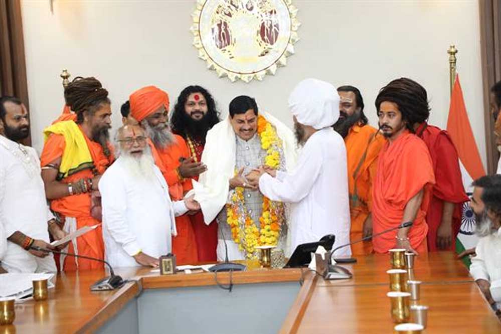 मुख्यमंत्री डॉ. यादव का सभी संतों ने शॉल और फूलों की बड़ी माला पहनाकर अभिनंदन किया एवं आशीर्वाद दिया 1 29A 12 1