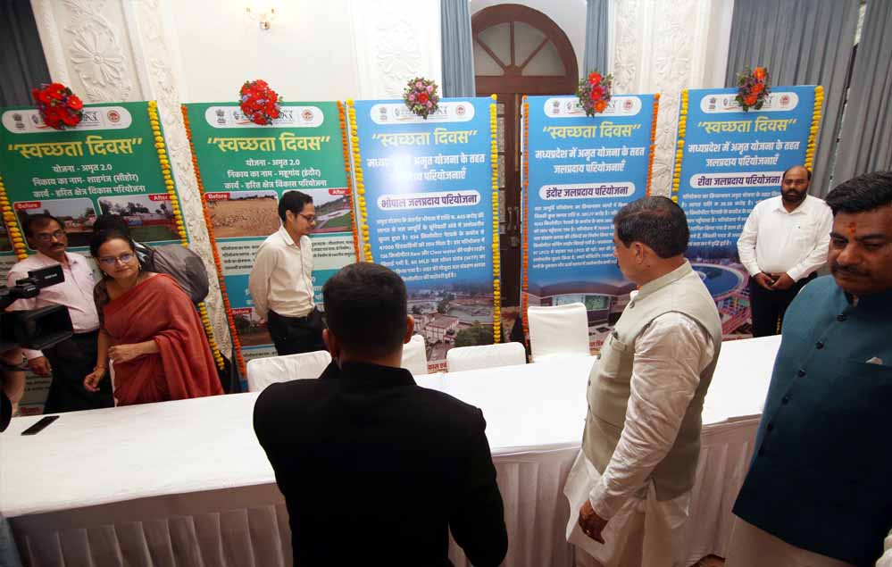 मुख्यमंत्री ने नगर निगम के सफाई कार्य में लगे उपकरण, ट्रिपल-आर ऑन व्हील और अनुपयोगी वस्तुओं का अवलोकन किया 1 2A 128