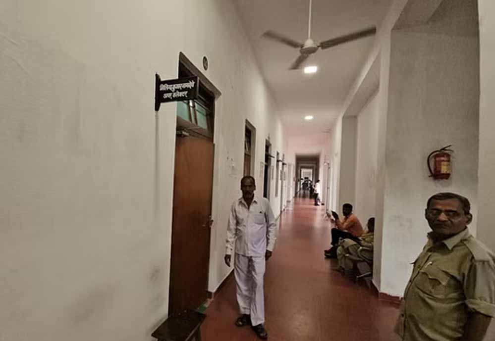 छतरपुर :तहसील में शराब पीते हुए आदिकारी का वीडियो वायरल, जांच के बाद करेंगे कार्रवाई 1 8A 33 1