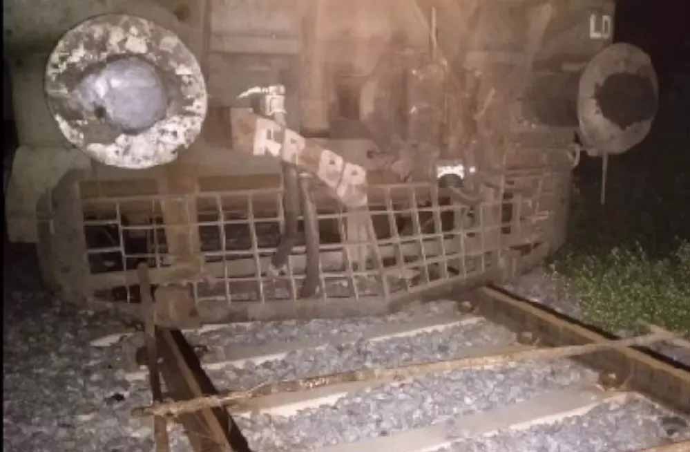 ग्वालियर में तीसरी लाइन की पटरियों पर लोहे की मोटी छड़ों को तारों से बांधकर रखा, लोको पायलट ने इमरजेंसी ब्रेक लगाकर ट्रेन को रोका 1 9A 72