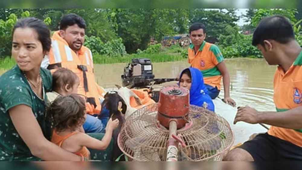 बिहार-मुजफ्फरपुर में बाढ़ में फंसी गर्भवती महिला को SDRF ने सुरक्षित निकाला 1 Bihar 02 2