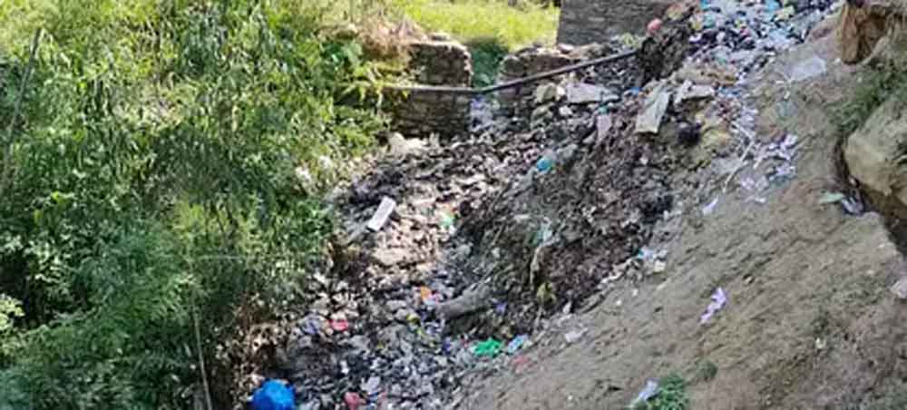 छत्तीसगढ़-बलरामपुर में कबाड़ खरीदी बंद होने से दर्जनों मजदूरों पर गहराया संकट 1 Chhattisgarh 11 2 25