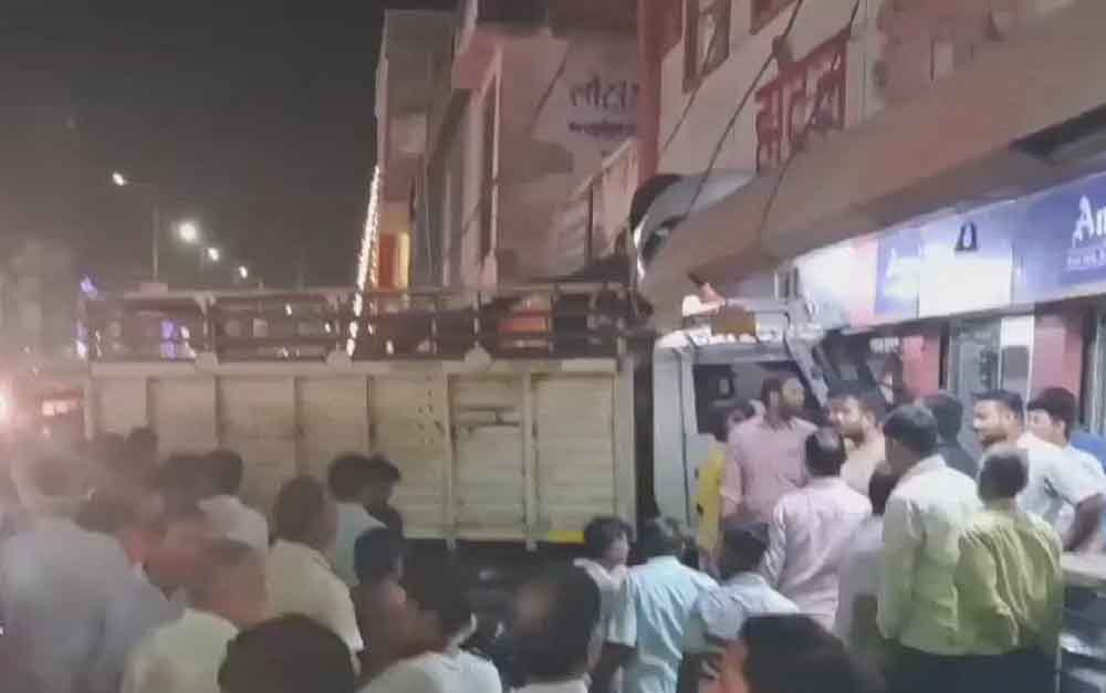 राजस्थान-दौसा में रेलवे स्टेशन के पास अनियंत्रित ट्रक होटल से टकराकर नाले में फंसा 1 Rajasthan 09 2 12