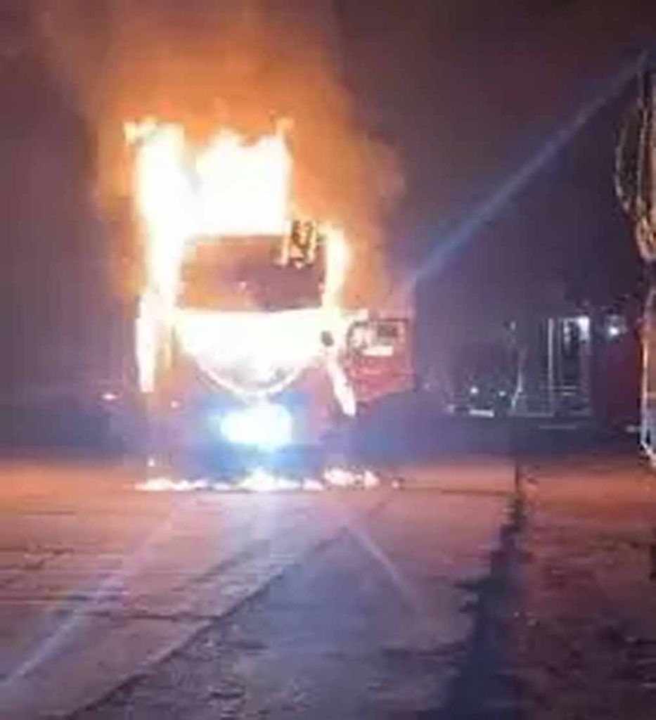 जाखल-बुढलाडा रोड पर एक प्राइवेट बस को भयानक आग लग गई, मचा हड़कंप जाखल-बुढलाडा रोड पर एक प्राइवेट बस को भयानक आग लग गई, मचा हड़कंप
