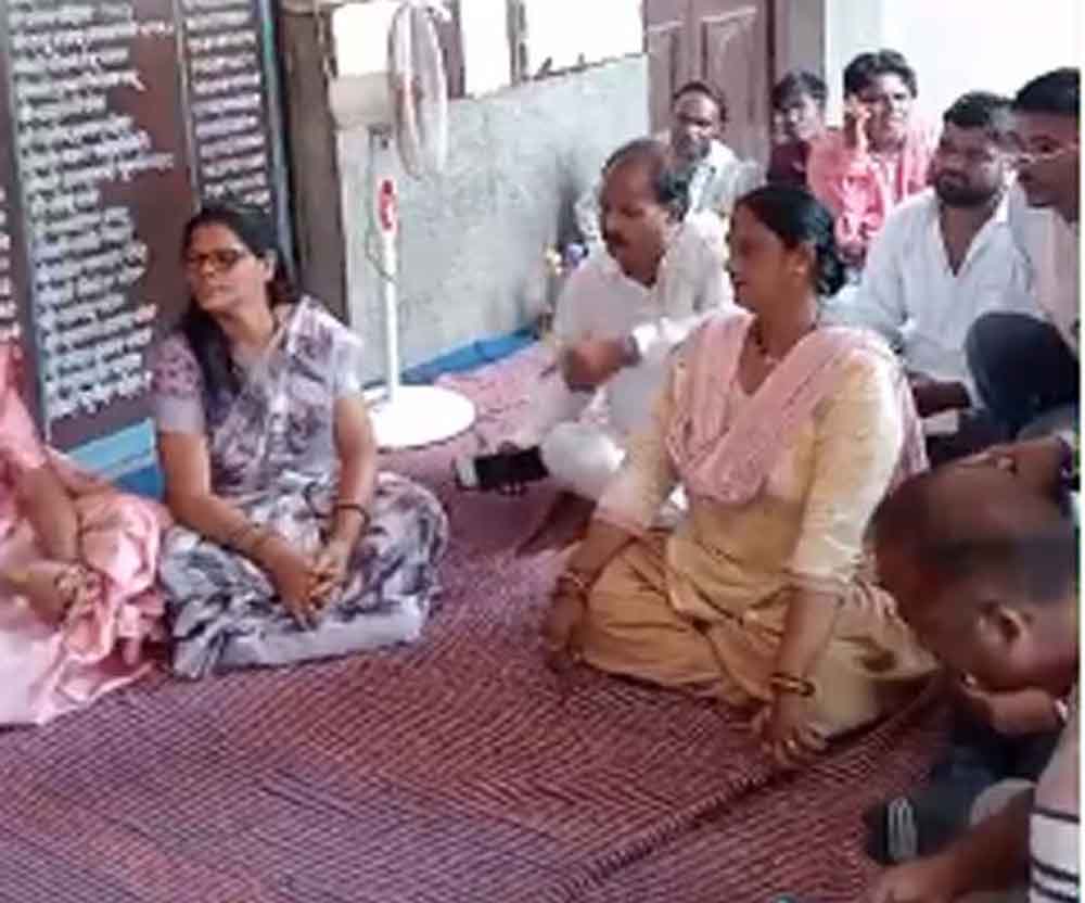 छत्तीसगढ़-रायगढ़ में महापौर और कांग्रेस पार्षदों ने निधि से पैसे नहीं मिलने पर किया प्रदर्शन 1 chhattisgarh 05 3 8