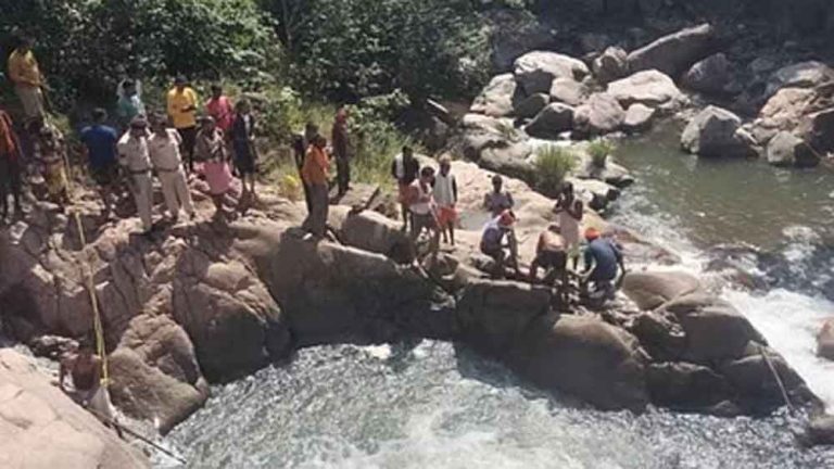 छत्तीसगढ़-पेंड्रा में नहाने के दौरान झरने में गिरने से जीजा-साले की मौत