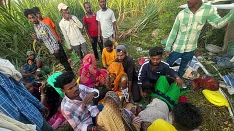 छत्तीसगढ़-कबीरधाम में तेज रफ्तार पिकअप पलटने से 16 लोग घायल