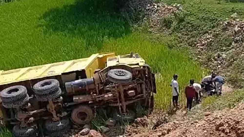 छत्तीसगढ़-रायगढ़ में खेत में काम करते समय डंपर पलटने से ड्राइवर की मौत 1 chhattisgarh 17 2