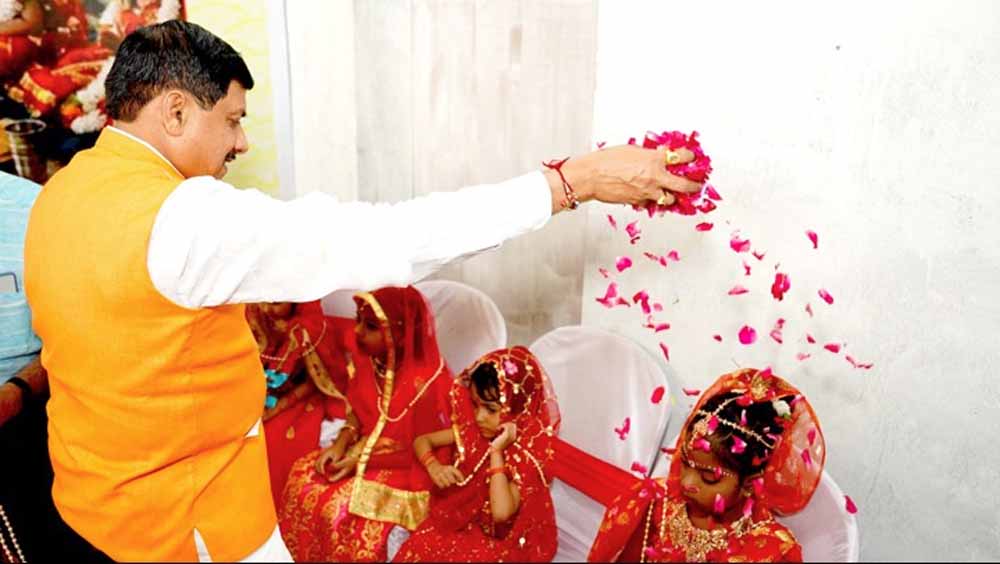 मुख्यमंत्री डॉ. यादव विशाल कन्या-पूजन कार्यक्रम में हुए शामिल 1 cm yadav1 1
