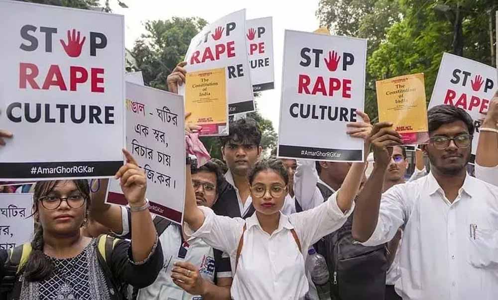 पश्चिम बंगाल में सभी चिकित्सा प्रतिष्ठानों में विभिन्न मांगों को लेकर राज्य सरकार पर दबाव बनाने के लिए काम पूरी तरह बंद कर दिया 1 doc1