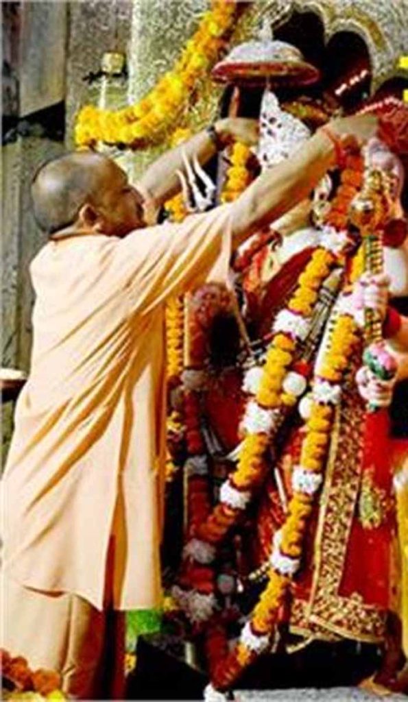बलरामपुर में देवीपाटन शक्तिपीठ पहुंचे सीएम योगी, मां पाटेश्वरी का किया दर्शन-पूजन बलरामपुर में देवीपाटन शक्तिपीठ पहुंचे सीएम योगी, मां पाटेश्वरी का किया दर्शन-पूजन