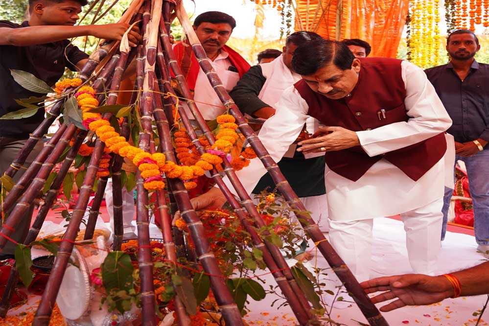 मुख्यमंत्री डॉ. मोहन यादव ने देवउठनी ग्यारस पर मालवीय नगर के युवा सदन में तुलसी-शालिग्राम विवाह में शामिल होकर की पूजार्चना 1 12A 52