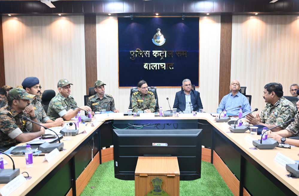 मुख्यमंत्री के निर्देश पर घायल जवान का स्वास्थ्य जानने गोंदिया पहुंचे डीजीपी 1 19A 2 1