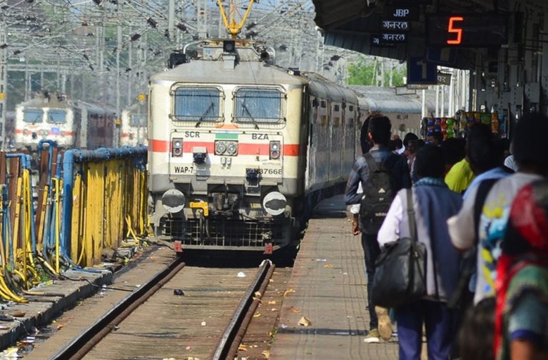 रेलवे ने अचानक ट्रेन निरस्त किए जाने से यात्रियों को झटका, गोंदिया-बरौनी-गोंदिया एक्सप्रेस नैनपुर-जबलपुर-कटनी होकर संचालित होगी