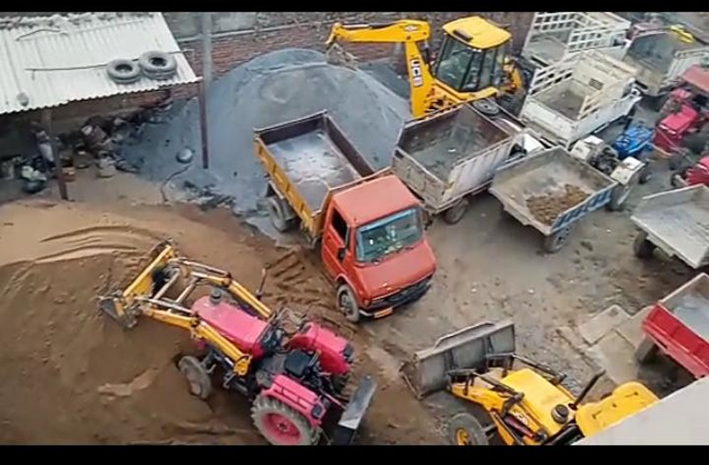 रिहायशी इलाके में अवैध तरीके से गिट्टी, भस्सी व रेत का भण्डारण 1 19A 82