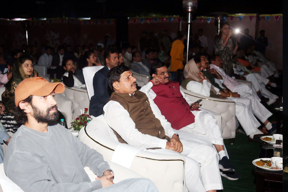 मुख्यमंत्री और जनप्रतिनिधियों ने लेक व्यू अशोका ओपन थियेटर में देखी फिल्म 1 21A 6