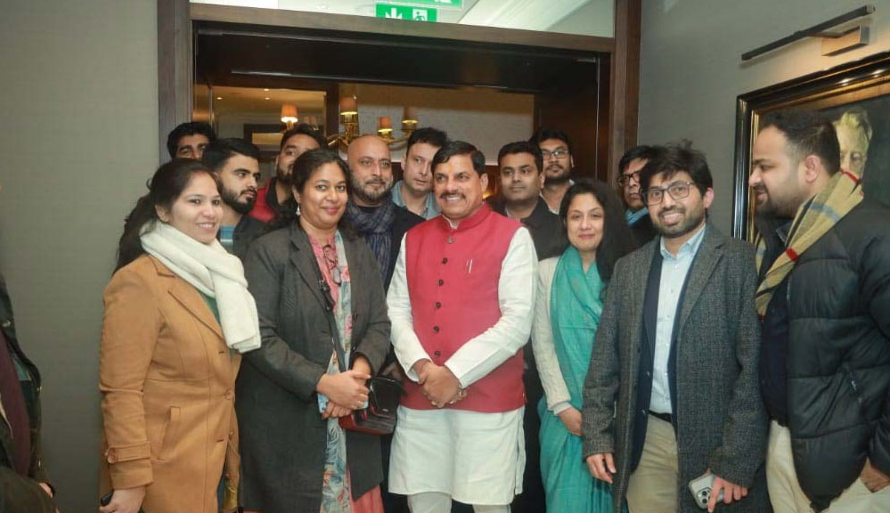 मुख्यमंत्री यादव का लंदन पहुंचने पर उच्चायुक्त विक्रम के दोराईस्वामी और प्रवासी भारतीयों ने गर्मजोशी से स्वागत किया 1 25A 87