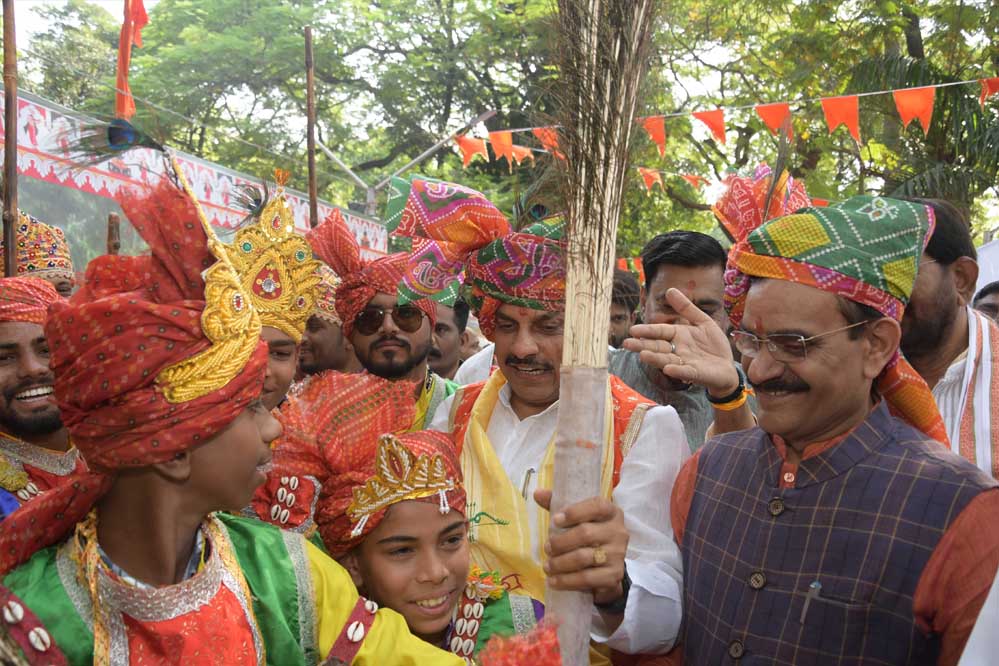 सीएम मोहन यादव ने की गोसेवा, बोले- यह हमारी संस्कृति का प्रतीक 1 2A 55