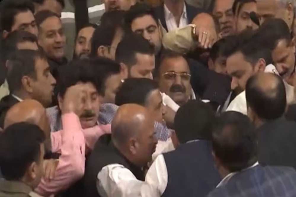 J&K विधानसभा में आज जमकर बवाल, 370 को लेकर पक्ष और विपक्ष के विधायकों में भिड़ंत 1 7A 13 1
