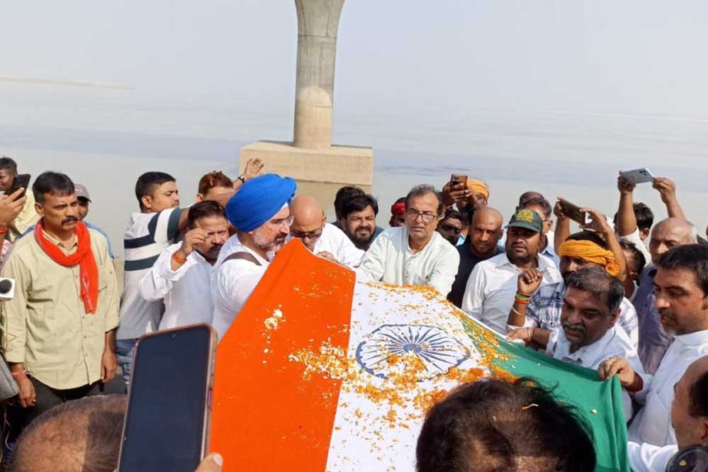 शारदा सिन्हा पंचतत्व में विलीन हुईं, मुखाग्नि के बाद पैरों से लिपटकर रो पड़े बेटे अंशुमान 1 7A 46