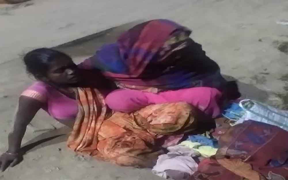 बिहार-भागलपुर में अस्पताल से सौ मीटर दूर सड़क किनारे महिला ने दिया बच्चे को जन्म 1 Bihar 03 2 10