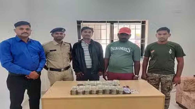 छत्तीसगढ़-कबीरधाम में पुलिस चेकिंग में मिले 30.17 लाख रुपये
