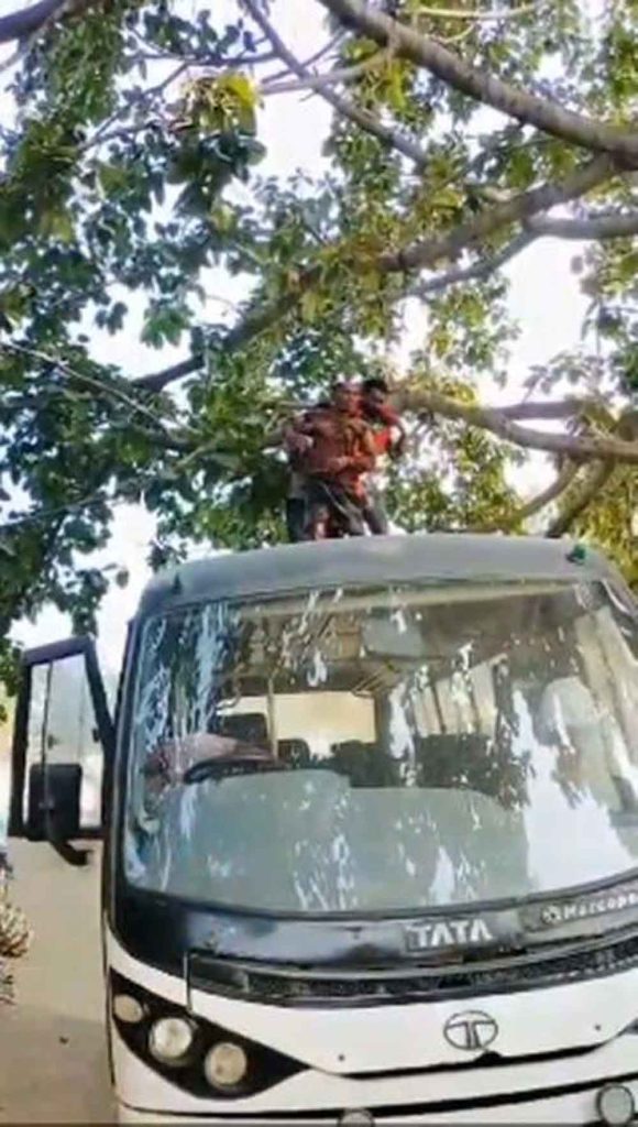 छत्तीसगढ़-रायगढ़ में मायके गई पत्नी तो फांसी लगाने पेड़ पर चढ़े पति को पुलिस ने बस लाकर नीचे उतारा छत्तीसगढ़-रायगढ़ में मायके गई पत्नी तो फांसी लगाने पेड़ पर चढ़े पति को पुलिस ने बस लाकर नीचे उतारा