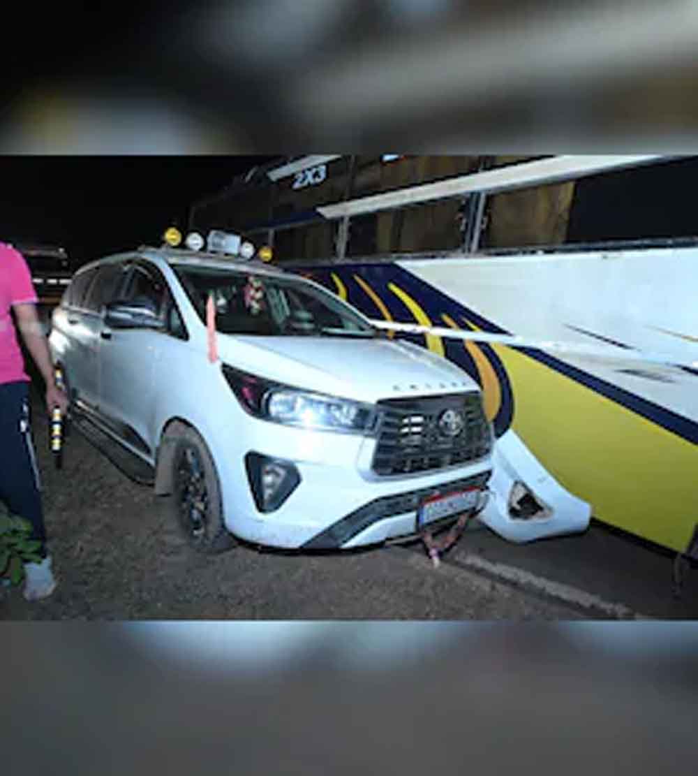 छत्तीसगढ़-बलौदाबाजार में खाद्य मंत्री के काफिले की कार को बस ने मारी टक्कर 1 Chhattisgarh 11 3 2