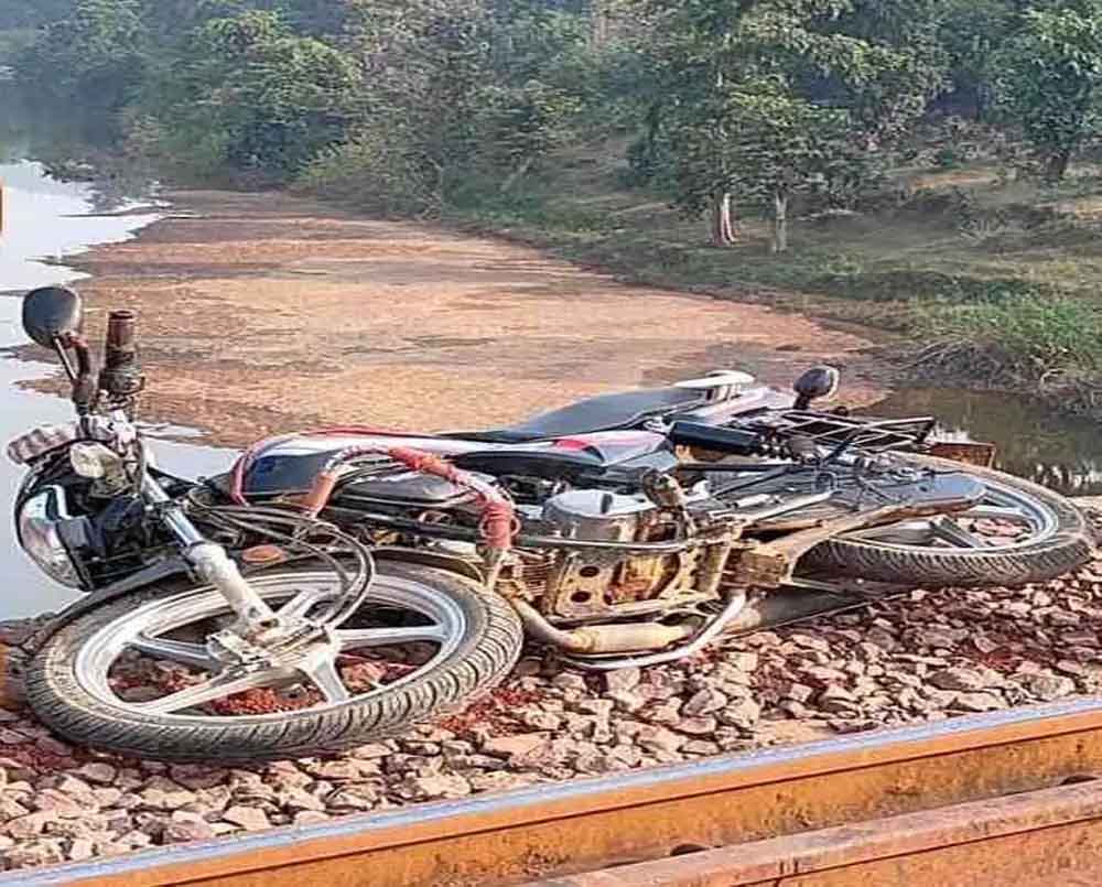 छत्तीसगढ़-कांकेर में रेलवे ट्रैक पर जा रहे तीन बाइक सवार ट्रेन की ठोकर से नदी में गिरे 1 Chhattisgarh 12 1 15