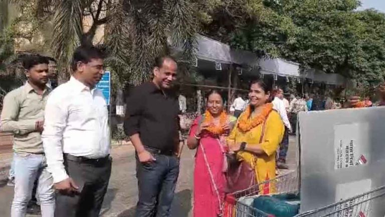 छत्तीसगढ़-रायपुर दक्षिण विस उप चुनाव के मतदान दलों को कलेक्टर और एसएसपी ने बायंटे चुनाव सामग्री