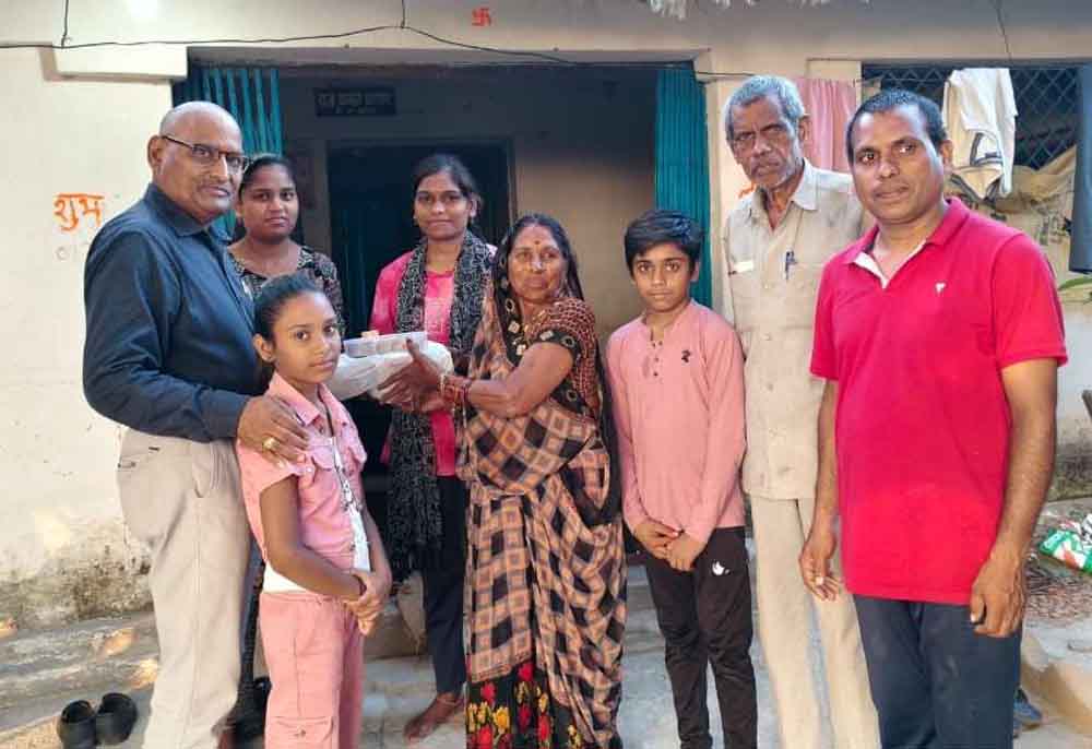 छत्तीसगढ़-मुंगेली में वृद्धाश्रम और शहीद के परिवारों के बीच पुलिस अफसरों ने मनाई दिवाली 1 Chhattisgarh 13 2