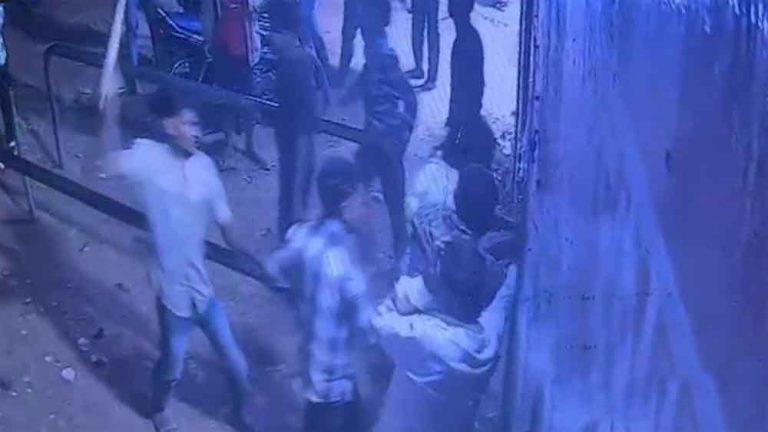 छत्तीसगढ़-रायपुर में डबल मर्डर पर परिजनों बोले-पुलिस ने मारपीट कर मोबाइल और सामान छुड़ाया