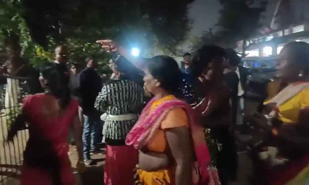 छत्तीसगढ़-दुर्ग में भीड़ ने पुलिस चौकी पर किया पथराव 1 Chhattisgarh 15 2 12