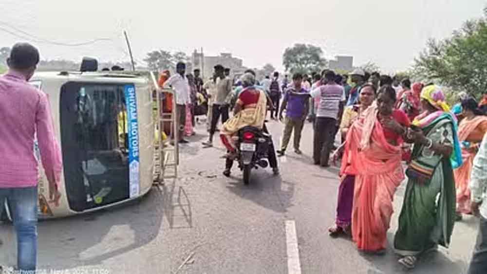 छत्तीसगढ़-सक्ति में छोटा हाथी पलटने से आंगनबाड़ी कार्यकर्ताओं सहित तीन महिलाएं घायल 1 Chhattisgarh 18 2 2