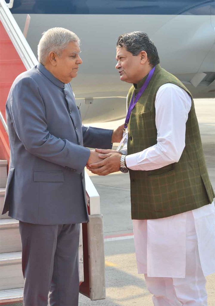 राजस्थान-जयपुर एयरपोर्ट पहुंचे उपराष्ट्रपति की खाद्य एवं नागरिक आपूर्ति मंत्री ने की अगवानी