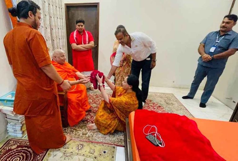 राजस्थान-जयपुर में जगद्गुरु रामभद्राचार्य बोले-समसामयिक और जरूरी चेतावनी है 'बंटोगे तो कटोगे'