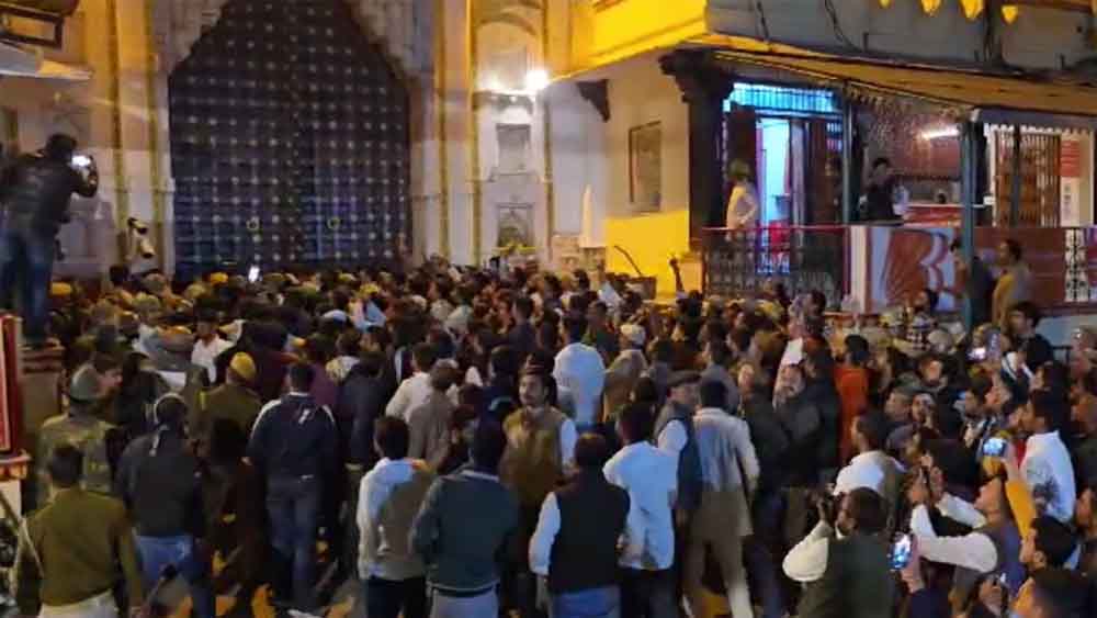 राजस्थान-उदयपुर के सिटी पैलेस में राजतिलक की तैयारी के बीच भिड़े महाराणा प्रताप के वंशज 1 Rajasthan 08 2 17